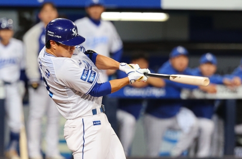 삼성 이성규가 25일 오후 대구 삼성라이온즈파크에서 열린 2024  KBO 포스트시즌 한국시리즈 3차전 3회 말 KIA 타이거즈를 상대로 선제 솔로홈런을 치고 있다. 연합뉴스