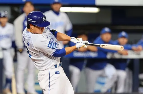 삼성 이성규가 25일 오후 대구 삼성라이온즈파크에서 열린 2024  KBO 포스트시즌 한국시리즈 3차전 3회 말 KIA 타이거즈를 상대로 선제 솔로홈런을 치고 있다. 연합뉴스