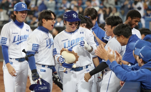 삼성 박병호가 25일 오후 대구 삼성라이온즈파크에서 열린 2024 KBO 포스트시즌 한국시리즈 3차전 KIA 타이거즈와 경기에서 1점 홈런을 치고 동료들의 축하를 받고 있다. 연합뉴스