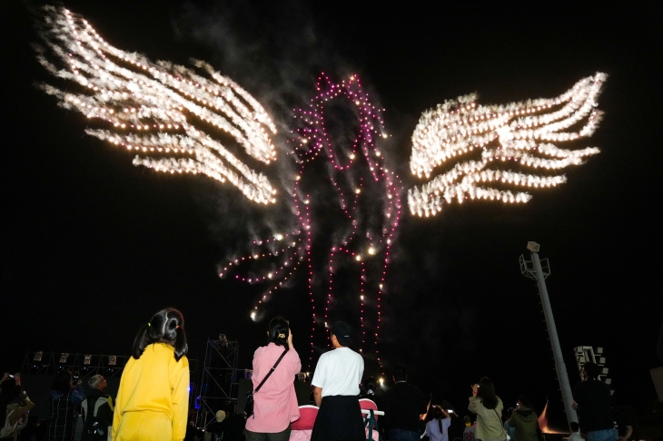 26일 렛츠런파크 제주에서 열린 레클리스 기념동상 제막식과 함께 열린 제주마축제에서 선보인 드론쇼. 이날  800대의 드론이 밤하늘에 레클리스의 활약상을 선보여 장관을 이뤘다. 제주도 제공