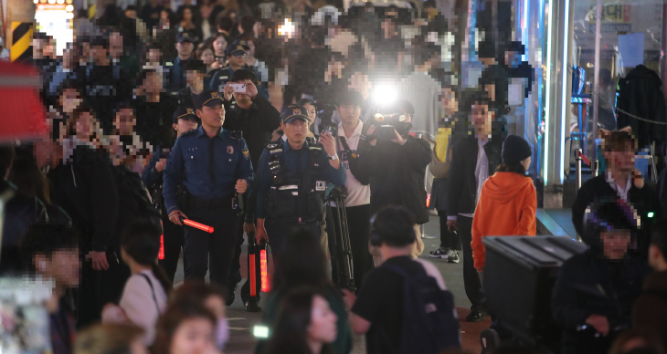 핼러윈 데이를 앞둔 26일 오후 서울 마포구 홍대 거리에서 경찰이 인파 사고를 대비한 근무를 서고 있다. 2024.10.26 뉴스1