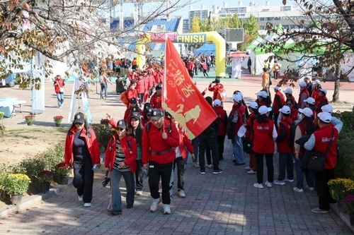 원주국제걷기대회가 26∼27일 이틀간 트레킹 도시 원주에서 열려 외국인 참가자들이 청명한 가을 날씨를 만끽하며 걷고 있다. 원주시 제공