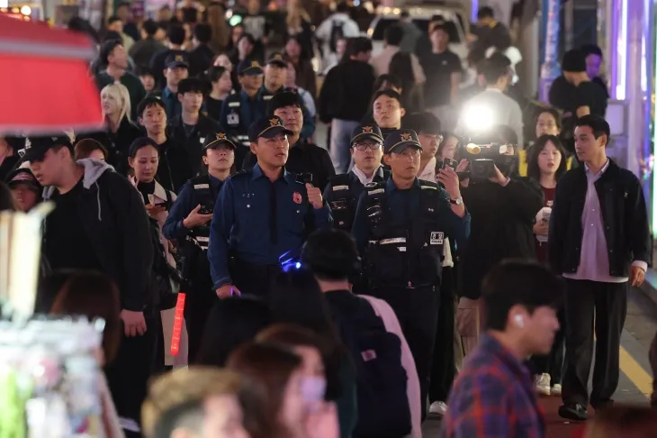 26일 오후 서울 마포구 홍대 일대에서 경찰 기동순찰대가 핼러윈 데이 다중밀집 예방 순찰을 하고 있다. 연합뉴스