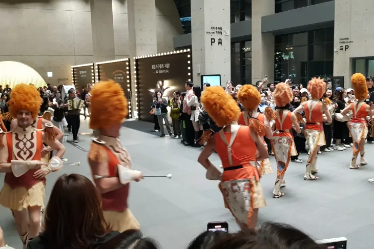 공연 시작 전 로비에서 선보인 퍼포먼스도 ‘샤잠!’을 즐겁게 하는 요소 중 하나다. 류재민 기자