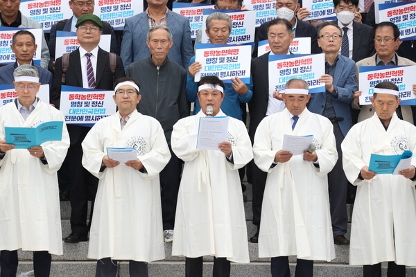 이학수(앞줄 가운데) 정읍시장과 동학농민혁명단체 관계자들이 지난해 9월 국회 앞에서 동학농민혁명 명칭과 정신의 헌법 전문 수록을 촉구하고 있다. 정읍시 제공