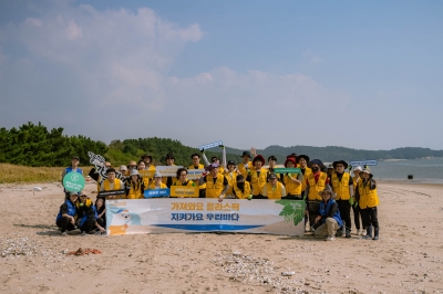 이마트, 충남 서천 바닷가서 해안정화 활동… 플라스틱 314kg 수거