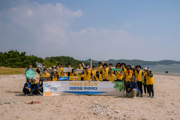 충남 서천군 바닷가 해안정화 활동 참가자들이 기념촬영을 하고 있다. 이마트 제공