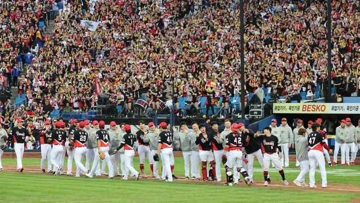 26일 대구 수성구 대구삼성라이온즈파크에서 열린 2024 KBO 포스트시즌 한국시리즈 4차전 KIA 타이거즈와 삼성 라이온즈의 경기, 9-2로 승리한 KIA 선수들이 자축하고 있다.  연합뉴스