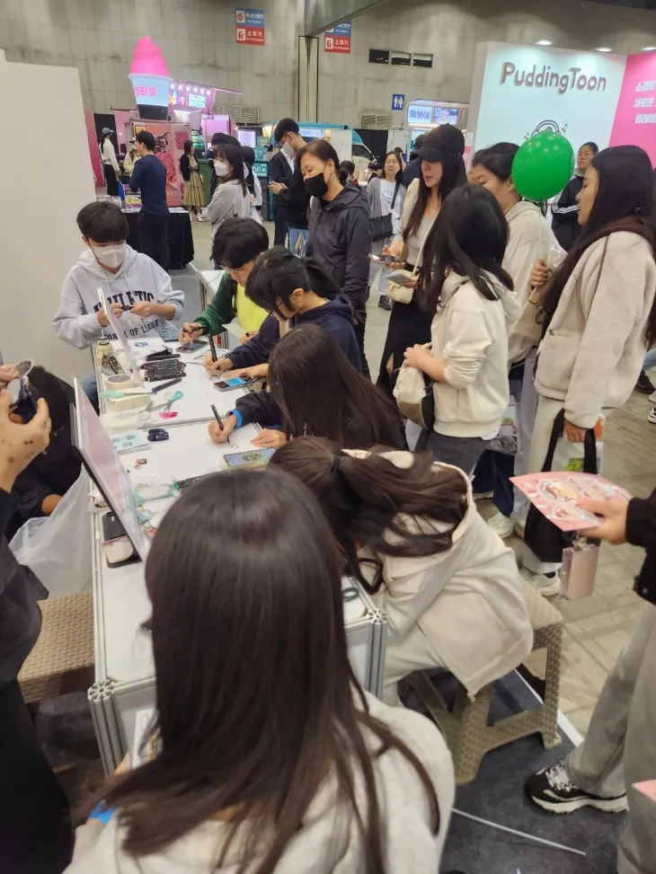 경기국제웹툰페어에서 백석예대 영상학부 부스에 많은 관람객이 참여하고 있다. 백석예대 제공