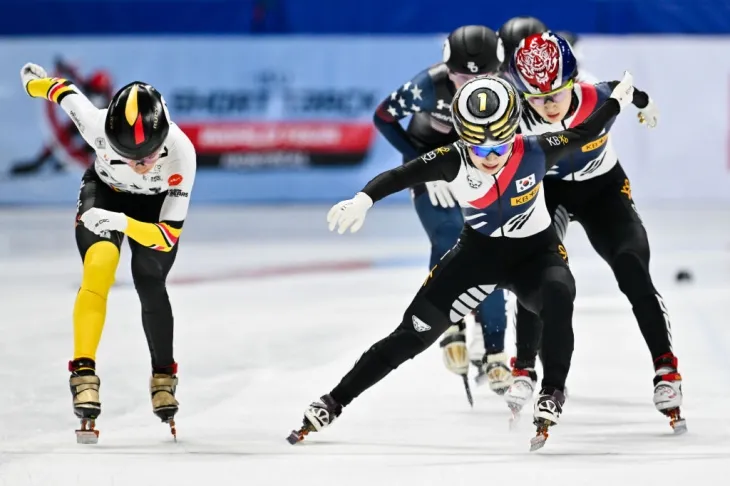 28일(한국시간) 끝난 ISU 쇼트트랙 월드투어 1차 여자 1500m 결승에서 가장 먼저 결승선을 통과하는 김길리 모습. ISU 홈페이지 캡처