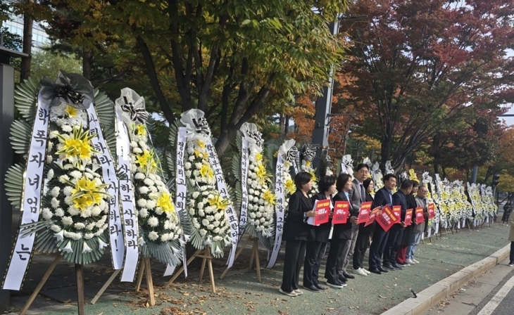 28일 오전 성남시청과 성남시의회 앞 인도에는 ‘학폭 부모 시의원 사퇴하라’는 내용 등이 적힌 근조화환 50개가 놓여있다.  신동원 기자