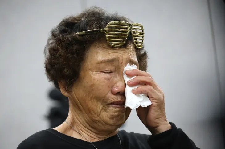 눈시울 훔치는 어르신