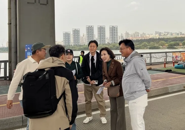 지난 27일 잠수교에서 열린 ‘2024 잠수교 뚜벅뚜벅 축제’ 폐막식에 참석해 시민들과 인사하는 이숙자 위원장