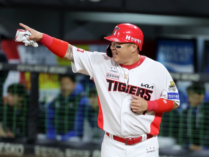 KIA 타이거즈 최형우가 23일 광주 기아챔피언스필드에서 열린 2024 KBO 포스트시즌 한국시리즈 2차전 삼성 라이온즈와의 홈 경기에서 득점한 뒤 기뻐하고 있다. 광주 연합뉴스