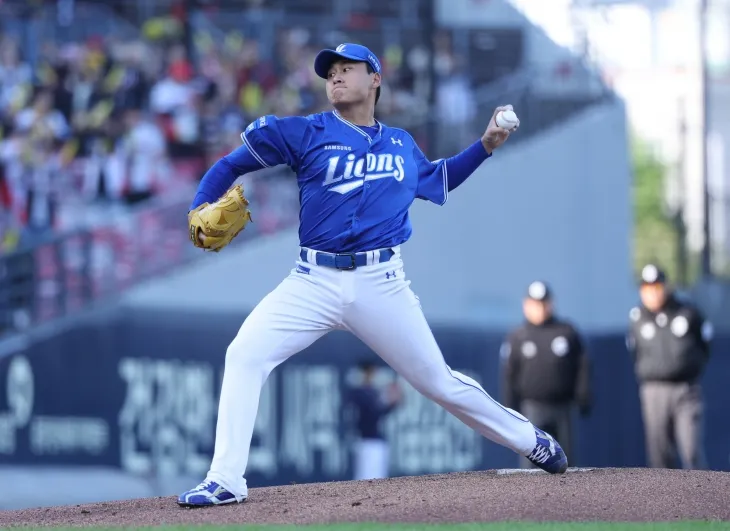 삼성 라이온즈 이승현이 23일 광주 기아챔피언스필드에서 열린 2024 KBO 포스트시즌 한국시리즈 1차전 KIA 타이거즈와의 서스펜디드 게임에서 공을 던지고 있다. 광주 연합뉴스