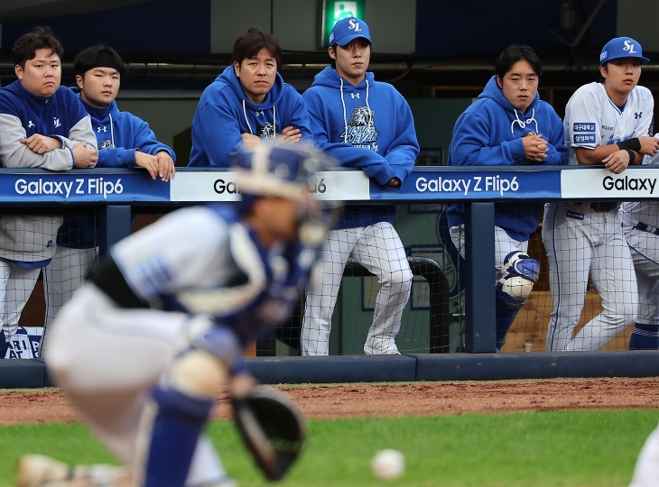 삼성 라이온즈 강민호와 원태인이 26일 대구 삼성라이온즈파크에서 열린 2024 KBO 포스트시즌 한국시리즈 4차전 KIA 타이거즈와의 홈 경기에서 동료들을 지켜보고 있다. 광주 뉴스1