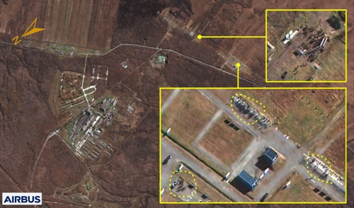 (서울=연합뉴스) 지난 16일 러시아 하바롭스크 소재 군사시설을 촬영한 위성사진. 위성사진 분석을 통해 국정원은 이 사진에서 북한 인원이 240여명 운집한 것으로 추정했다. 2024.10.18