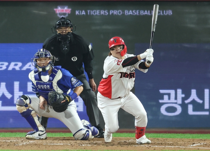 KIA 타이거즈 김선빈이 28일 광주 기아챔피언스필드에서 열린 2024 KBO 포스트시즌 한국시리즈 5차전 삼성 라이온즈와의 홈 경기에서 안타치고 있다. 광주 뉴스1