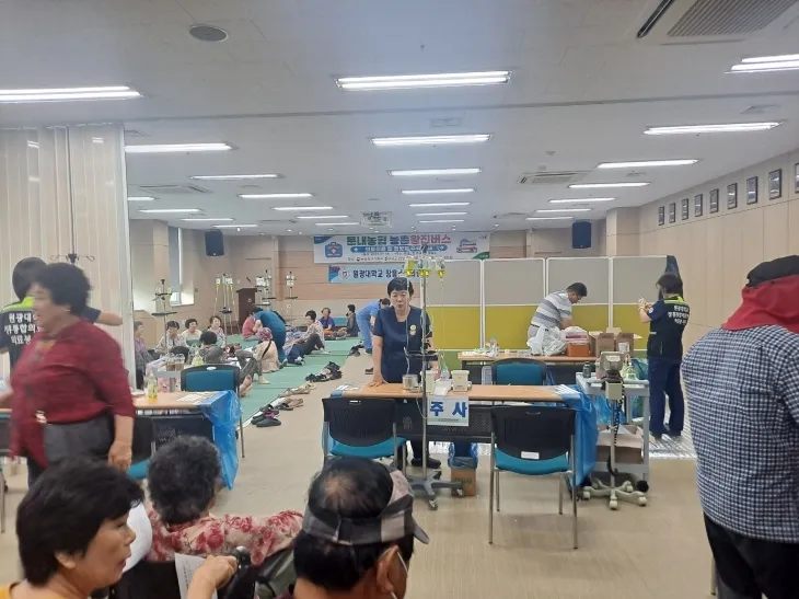 지난 7월 전남 해남군 문내면 문내농협에서 진행된 ‘농촌 왕진버스’ 진료 모습. 이날 오전 8시부터 오후 6시까지 주민 550여명이 무료 진찰을 받았다. 전남도 제공