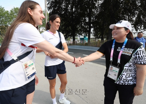 국제올림픽위원회(IOC) 선수위원에 도전하는 ‘골프 여제’ 박인비가 24일(현지시간) 프랑스 파리 외곽 생드니에 위치한 올림픽 선수촌에서 각 국 선수들에게 지지를 호소하고 있다. 2024.7.24 생드니 박지환 기자