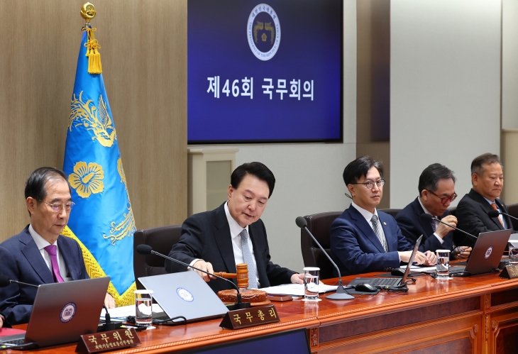 윤석열 대통령이 29일 서울 용산 대통령실 청사에서 열린 국무회의에서 의사봉을 두드리며 개회 선언을 하고 있다. 2024.10.29 대통령실통신사진기자단