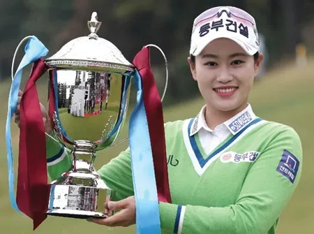 지한솔 프로가 한국여자프로골프(KLPGA) 투어 덕신EPC·서울경제 레이디스 클래식에서 우승한 뒤 트로피를 들고 활짝 웃고 있다. 드루 골프웨어 제공