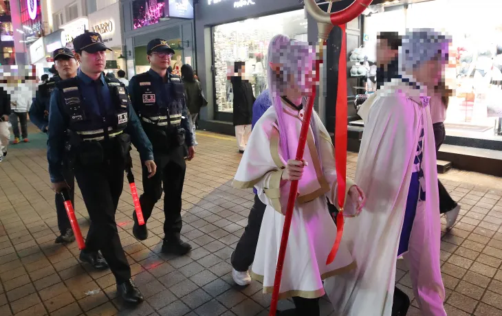 핼러윈 데이를 앞둔 26일 오후 서울 마포구 홍대 거리에서 경찰이 인파 사고를 대비한 근무를 서고 있다. 2024.10.26 뉴스1