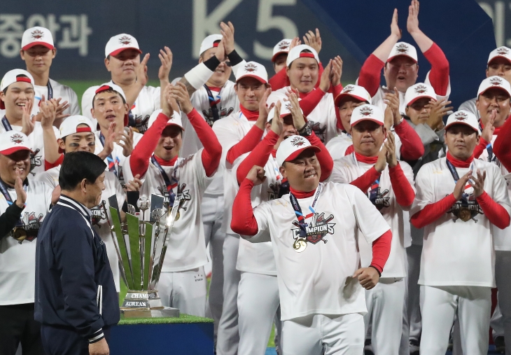 이범호 KIA 타이거즈 감독이 28일 광주 기아챔피언스필드에서 열린 2024 KBO 포스트시즌 한국시리즈 5차전 삼성 라이온즈와의 홈 경기에서 7-5로 승리하고 우승을 확정한 뒤 우승컵을 들어 올리고 있다. 광주 뉴스1