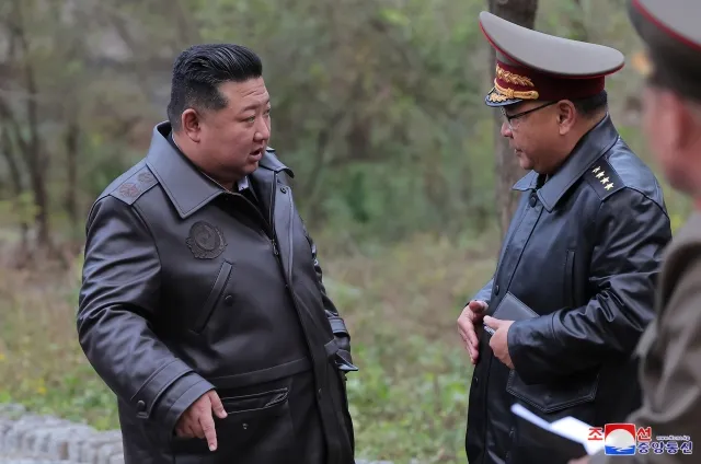 김정은 북한 국무위원장이 전략미사일기지를 시찰하고 발사 관련 시설 요소별 기능과 능력, 전략 미사일 전투직일 근무(당직 근무) 상태 등 나라의 안전과 직결된 전략적 억제력의 가동 준비 태세를 점검했다고 조선중앙통신이 23일 보도했다. 연합뉴스