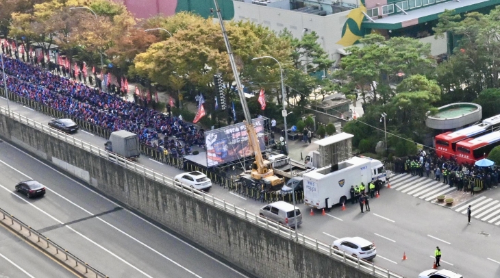 현대트랜시스 노조원 1000여명이 지난 28일 서울 서초구 양재동 현대차∙기아 본사 앞 3개 차선을 막고 집회를 진행하고 있다. 현대트랜시스 노조는 임금 협상 과정에서 사측과의 이견을 좁히지 못하고 최근 총파업 및 상경투쟁을 하고 있다.  독자 제공