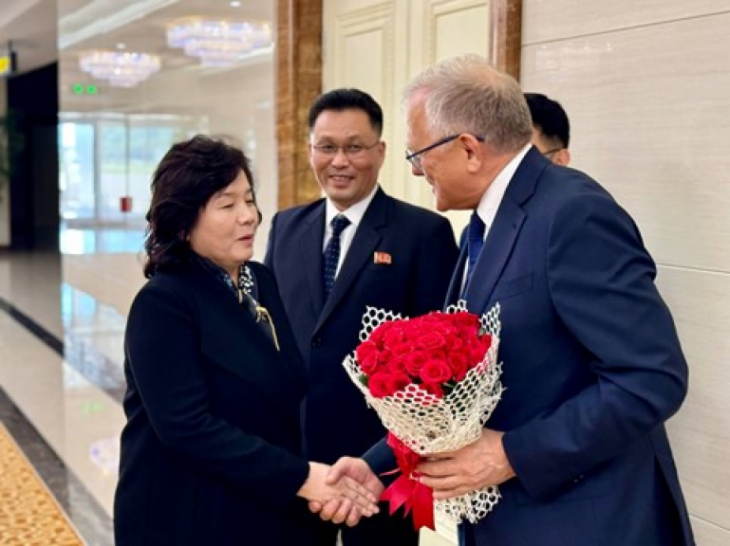 지난달 23일 브릭스 포럼에 참석하고 러시아에서 돌아온 최선희(왼쪽) 북한 외무상을 북한 주재 알렉산드르 마체고라 러시아 대사가 환영하고 있다. 텔레그램 캡처