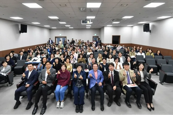 지난 29일 서울시립미술관 세마홀에서 사단법인 한국중증중복뇌병변장애인부모회와 공동주관으로 ‘서울시 중증뇌병변장애인 지원정책 성과와 과제 토론회’에서 참석자들이 기념사진을 찍고 있다.