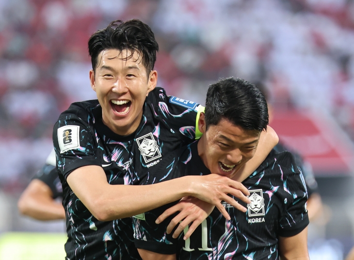 한국 축구대표팀 주장 손흥민(왼쪽)과 황희찬. 오만 연합뉴스