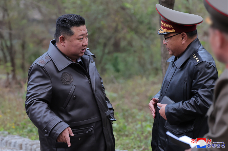 김정은 북한 국무위원장이 전략미사일기지를 시찰하고 발사 관련 시설 요소별 기능과 능력, 전략 미사일 전투직일 근무(당직 근무) 상태 등 나라의 안전과 직결된 전략적 억제력의 가동 준비 태세를 점검했다고 조선중앙통신이 23일 보도했다. 2024.10.23  조선중앙통신=연합뉴스