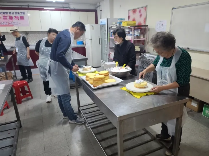 방 탈출 프로그램은 고독사 위험을 대상으로 케이크, 타르트 만들기, 천연 샴푸바 및 비누 만들기, 원예테라피, 영화관람 등을 진행하며 참가자들이 서로의 경험을 나누며 새로운 사회적 관계를 형성하도록 지원한다. 이천시 제공