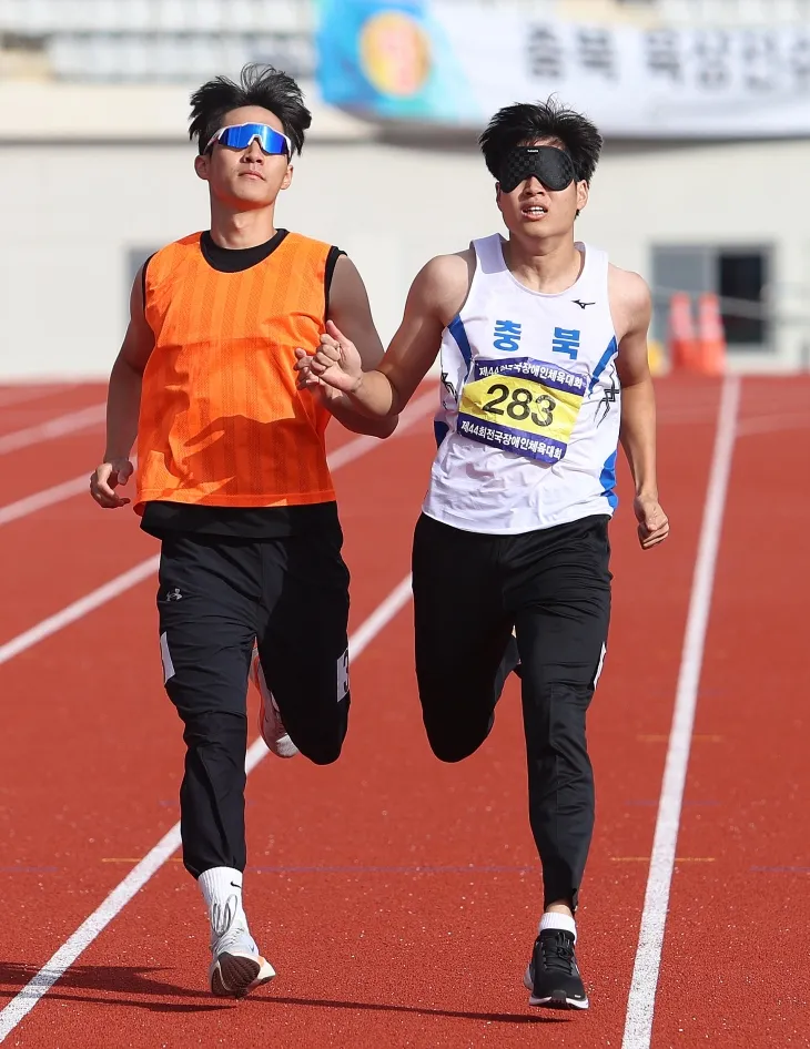 김초롱이 29일 김해종합운동장에서 열린 제44회 전국장애인체육대회 남자 육상 200m T11 결승에서 달리고 있다. 대한장애인체육회 제공