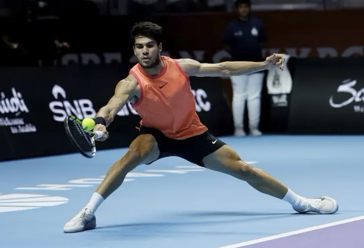 지난 19일 사우디아라비아 리야드에서 끝난 테니스 대회 식스 킹스 슬램 결승에서 공을 받아치는 카를로스 알카라스(스페인). 리야드 로이터 연합뉴스