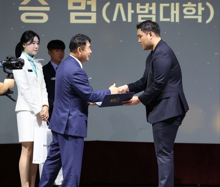 이정선 광주시교육감이 27일 조선대학교에서 열린 제78주년 개교 기념행사에서 낙뢰에 맞은 연수 교사에 대한 응급 처치로 생명을 구한 조선대 사범대학 교직원 박시형씨, 허승범 조교(사진) 등 3명에게 감사장을 수여하고 있다. 광주시교육청 제공