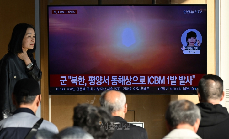 북한이 동해상으로 신형 대륙간탄도미사일(ICBM)을 발사한 31일 서울 용산구 서울역 대합실에 마련된 TV에서 발사 관련 뉴스가 중계되고 있다. 합동참모본부에 따르면 북한이 31일 오전 평양 일대에서 고각으로 발사한 ICBM은 1천㎞를 비행한 뒤 동해상에 탄착했다. 2024.10.31 오장환 기자 (사진 사용시 시민 얼굴 모자이크 필수)