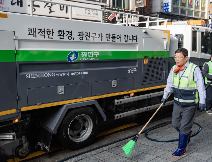 도로를 청소 중인 김경호 서울 광진구청장. 광진구 제공