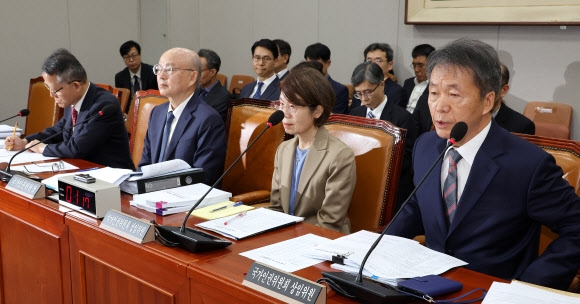 31일 오전 국회에서 열린 국회 운영위원회의 국가인권위원회 등의 국정감사에서 김용원(오른쪽) 국가인권위원회 상임위원이 의원 질의에 답변하고 있다. 연합뉴스