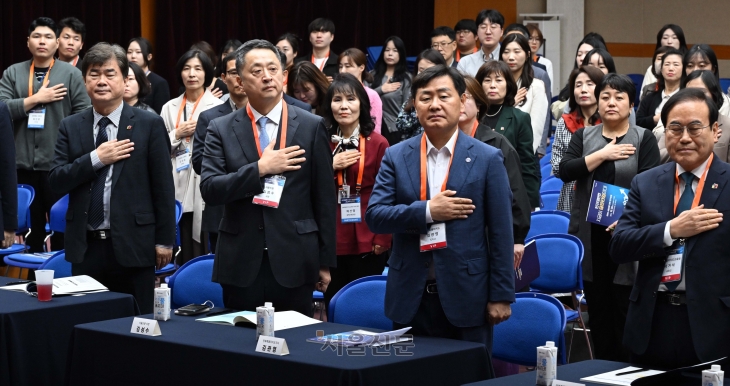 김성수 서울신문사 사장, 김관영 전북도지사를 비롯한 참석자들이 30일 전북 전주시 전북특별자치도청 내 대회의실에서 열린 2024 서울신문 전북 인구포럼 시작에 앞서 국민의례를 하고 있다. 2024.10.30 전주 오장환 기자