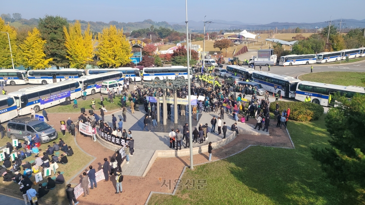 31일 오전 파주 임진각관광지 내 국립 6·25전쟁 납북자기념관에서 납북자가족모임이 대북풍선을 띄울 것이라고 예고하자, 경찰이 행사장을 버스로 둘러싸고 만일의 사태에 대비하고 있다.