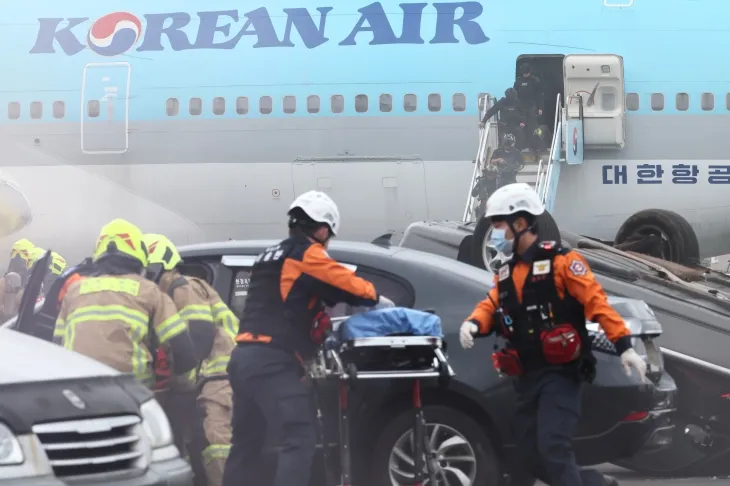 31일 오후 제주도 내 한 비행장에서 여객기 비상착륙에 의한 다수 사망자 발생 상황을 가정한 ‘2024 국가단위 긴급구조 종합훈련’이 진행되고 있다. 2024.10.31 서귀포 연합뉴스