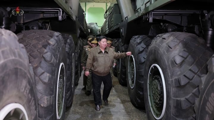 김정은 북한 국무위원장이 지난 5월 국방공업기업소에서 대륙간탄도미사일(ICBM) 화성-18형 발사차량을 살펴보고 있는 모습. 북한은 미 대선을 닷새 앞둔 31일 신형으로 추정되는 ICBM을 발사했다. 조선중앙TV 캡처