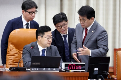 ‘김건희 상설특검 여당 배제’ 운영위 전체회의 통과…여당 “날치기 강행”