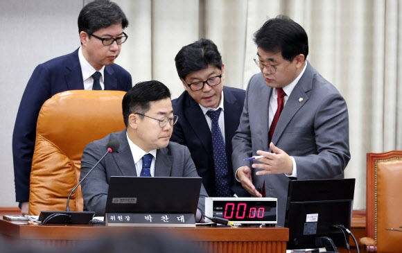 31일 오전 국회에서 열린 국회 운영위원회의 국가인권위원회 등에 대한 국정감사에서 더불어민주당 소속 박찬대 위원장과 국민의힘 소속 배준영 간사(오른쪽)가 대화하고 있다. 연합뉴스