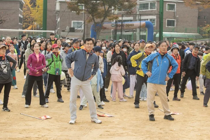 이기재(앞줄 왼쪽) 서울 양천구청장이 지난해 열린 양천가족 등산대회에서 체조를 하고 있다. 양천구 제공 이기재(앞줄 왼쪽) 서울 양천구청장이 지난해 열린 양천가족 등산대회에서 체조를 하고 있다. 양천구 제공