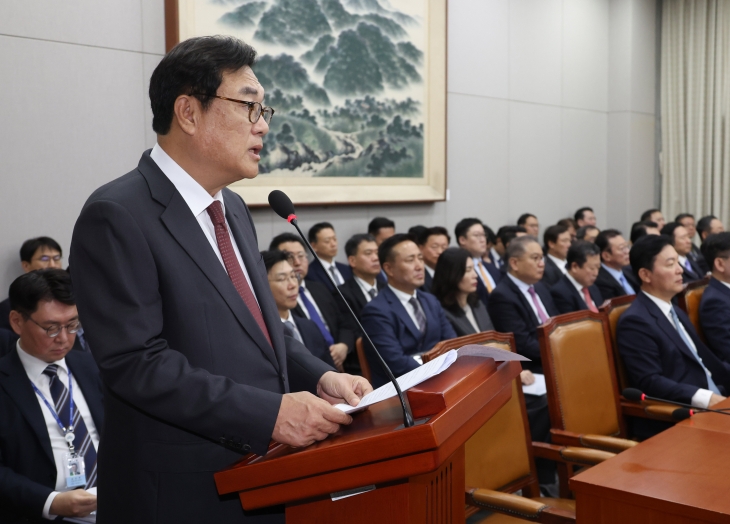 업무보고하는 정진석 비서실장