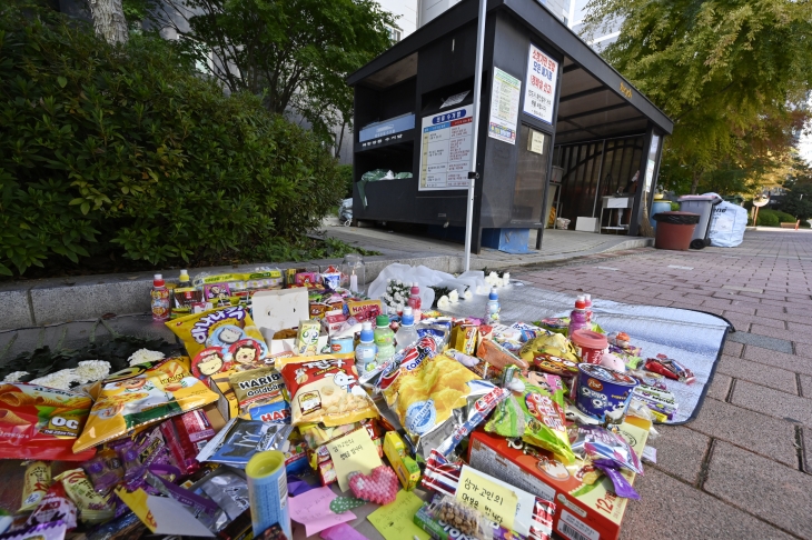 31일 초등학생이 후진하던 폐기물 수거차량에 치여 숨진 광주 북구 신용동 모 아파트 단지 내 사고 현장에 추모의 의미를 담은 국화와 과자 등이 놓여있다. 2024.10.31. 뉴시스